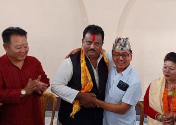 भद्रपुरका पूर्वमेयर मल्लिकले छाडे कांग्रेस, राप्रपामा गरे प्रवेश